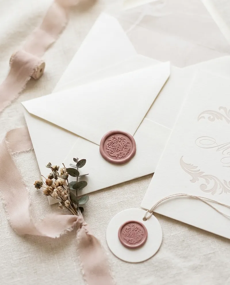 Hochzeitseinladung mit Siegel in Altrosa, Seidenband und Eukalyptus
